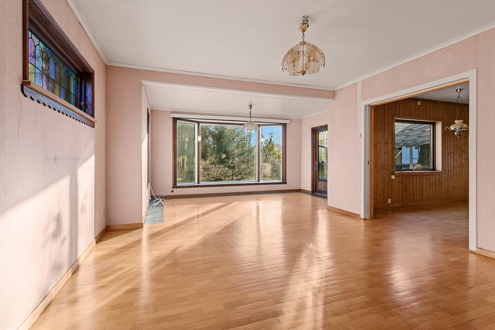 Romslig stue med stor åpning mot det store kjøkkenet Galleribilde