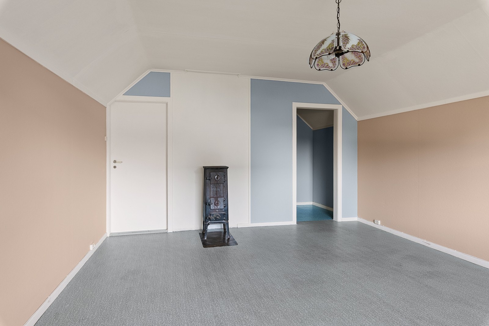 Soverom 2 har også en garderobe- eller kontorkrok, her sett til høyre Galleribilde