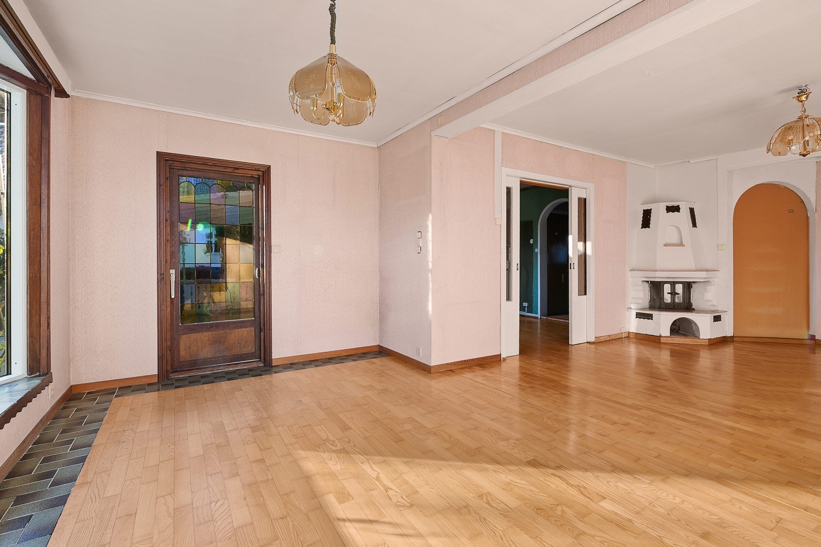 Tofløyet skyvedør mellom stuen og kjøkkenet - utgang til terrasse fra stuen Galleribilde