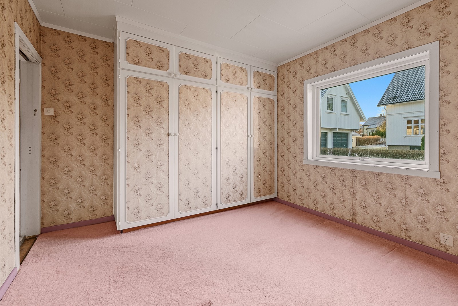 Rommet har god plass til dobbeltseng og garderobeløsning Galleribilde