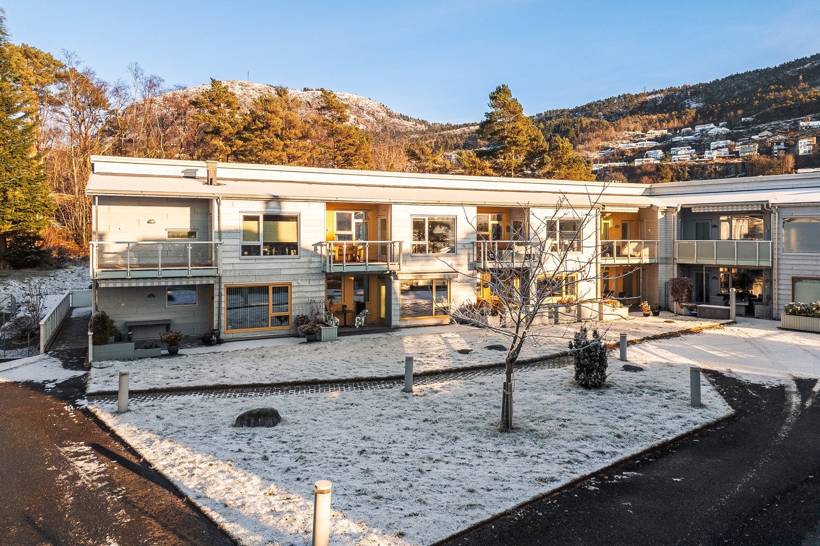 Leilighet har beliggenhet i 4.etasje, men oppleves som om den ligger på bakkeplan med direkte ankomst. Galleribilde