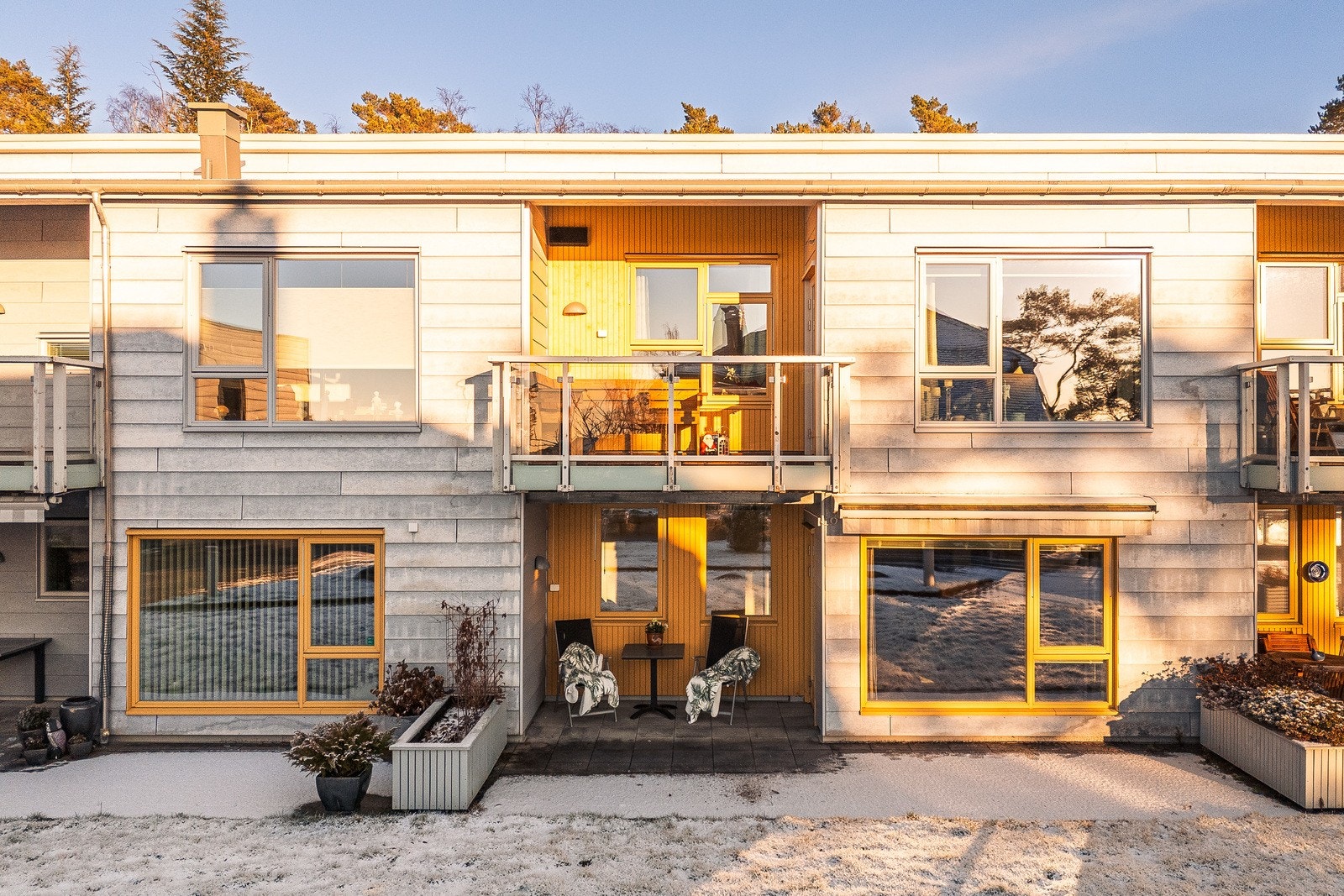 En flott seniorleilighet (50+) i et veldrevet sameie nært Oasen Senter, med parkeringsplass i fellesgarasje, trappefri adkomst, og utearealer på 21 kvm. Galleribilde