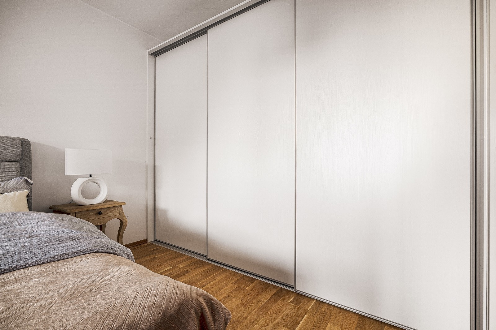 Det er også praktisk garderobeløsning på hovedsoverommet. Galleribilde