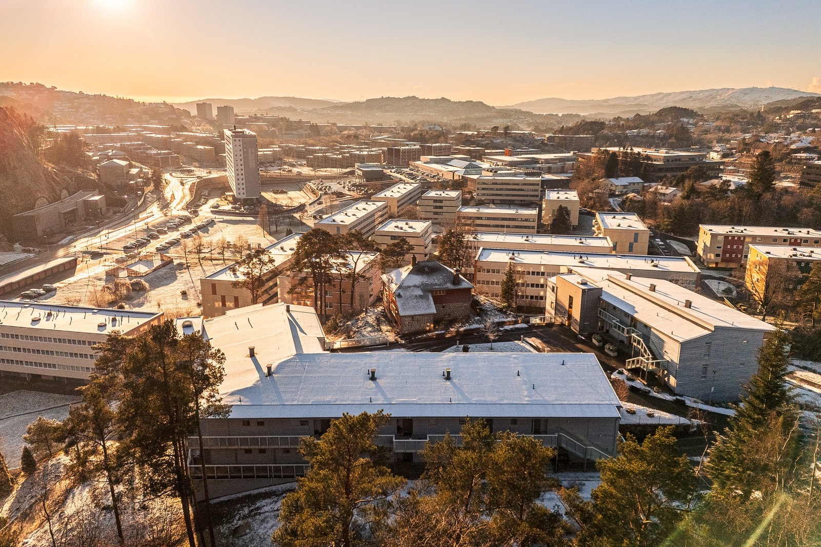 Den perfekte boligen for deg som ønsker nærhet til flotte turmuligheter, kollektivtilbud, og nærhet til mange fasiliteter - med andre ord alt du trenger for en behagelig og variert hverdag. Galleribilde