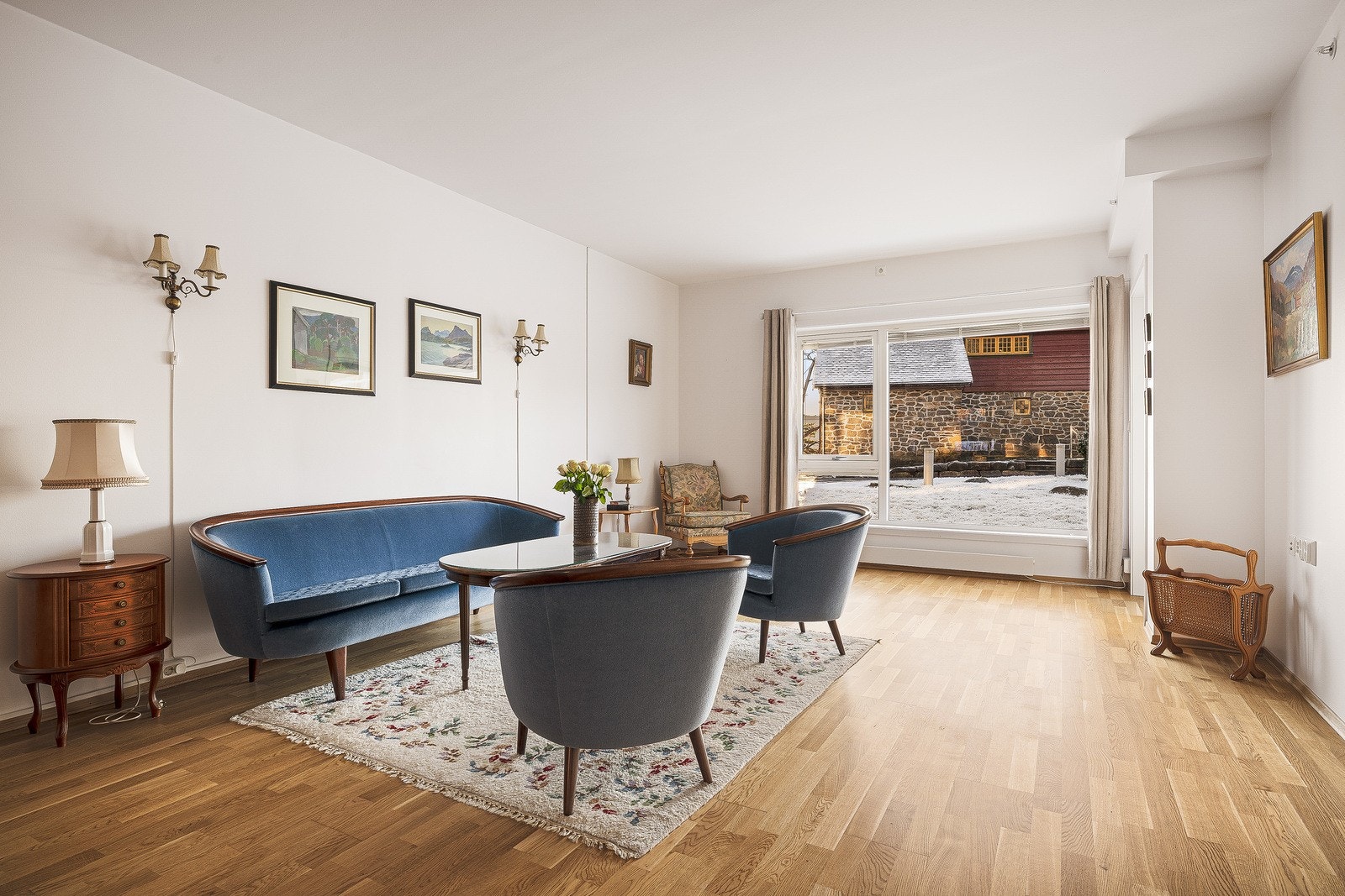 Boligen har åpen stue/kjøkken-løsning som gir større romfølelse og skaper et bedre sosialt samvær. Galleribilde