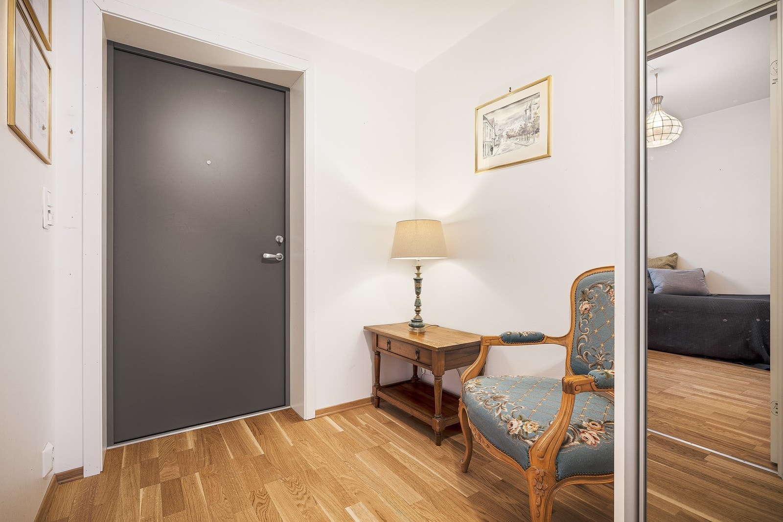 Entré med god plass - et praktisk og pent første møte med boligen. Galleribilde