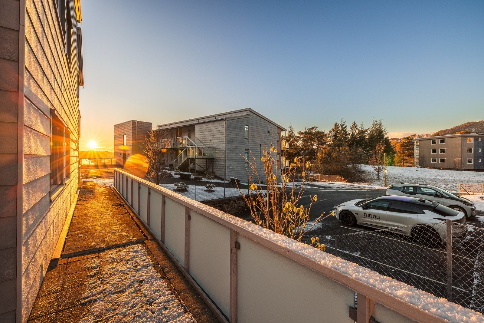 Fra boligen er det kort vei til alt du måtte trenge i hverdagen. Offentlig transport er lett tilgjengelig, med nærmeste busstopp kun ca. 5 minutters gange unna. Herfra går det hyppige avganger som tar deg raskt til Bergen sentrum og andre bydeler. Galleribilde