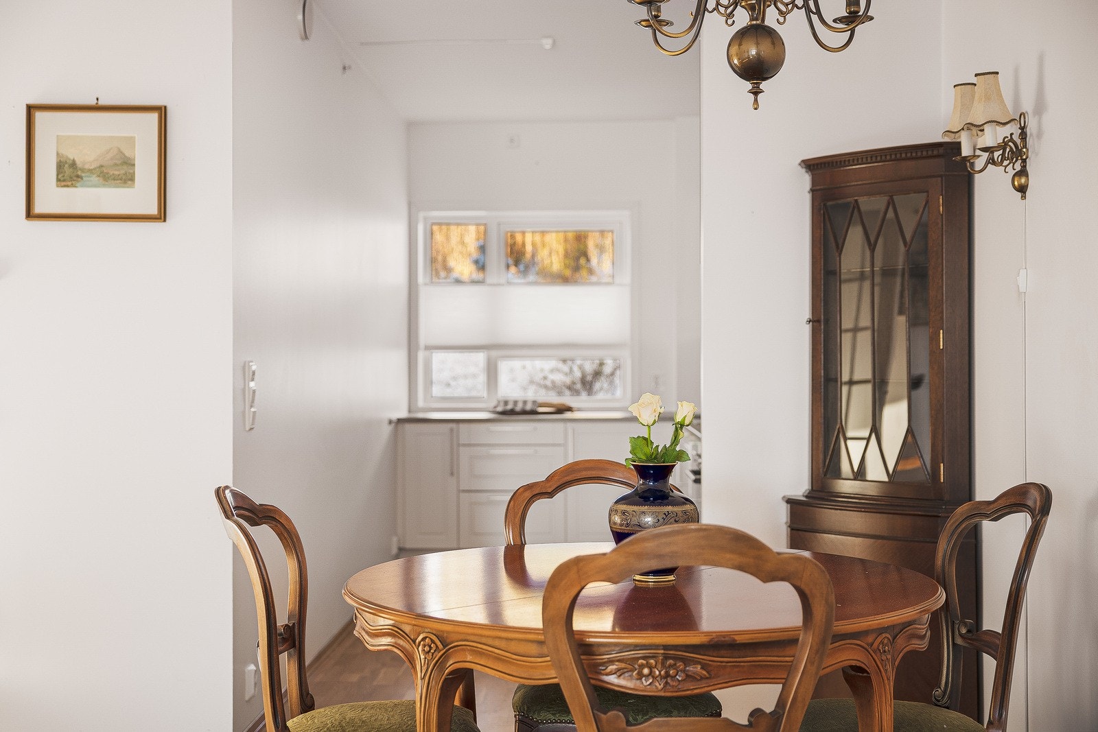 I forkant av kjøkkenet er det rom til å innrede med hyggelig spisegruppe - en naturlig løsning til spisestue. Galleribilde