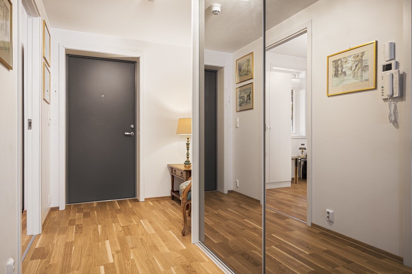 Det er også praktisk garderobeløsning i gangen som gjør det enkelt å holde entréen ryddig til enhver tid. Galleribilde