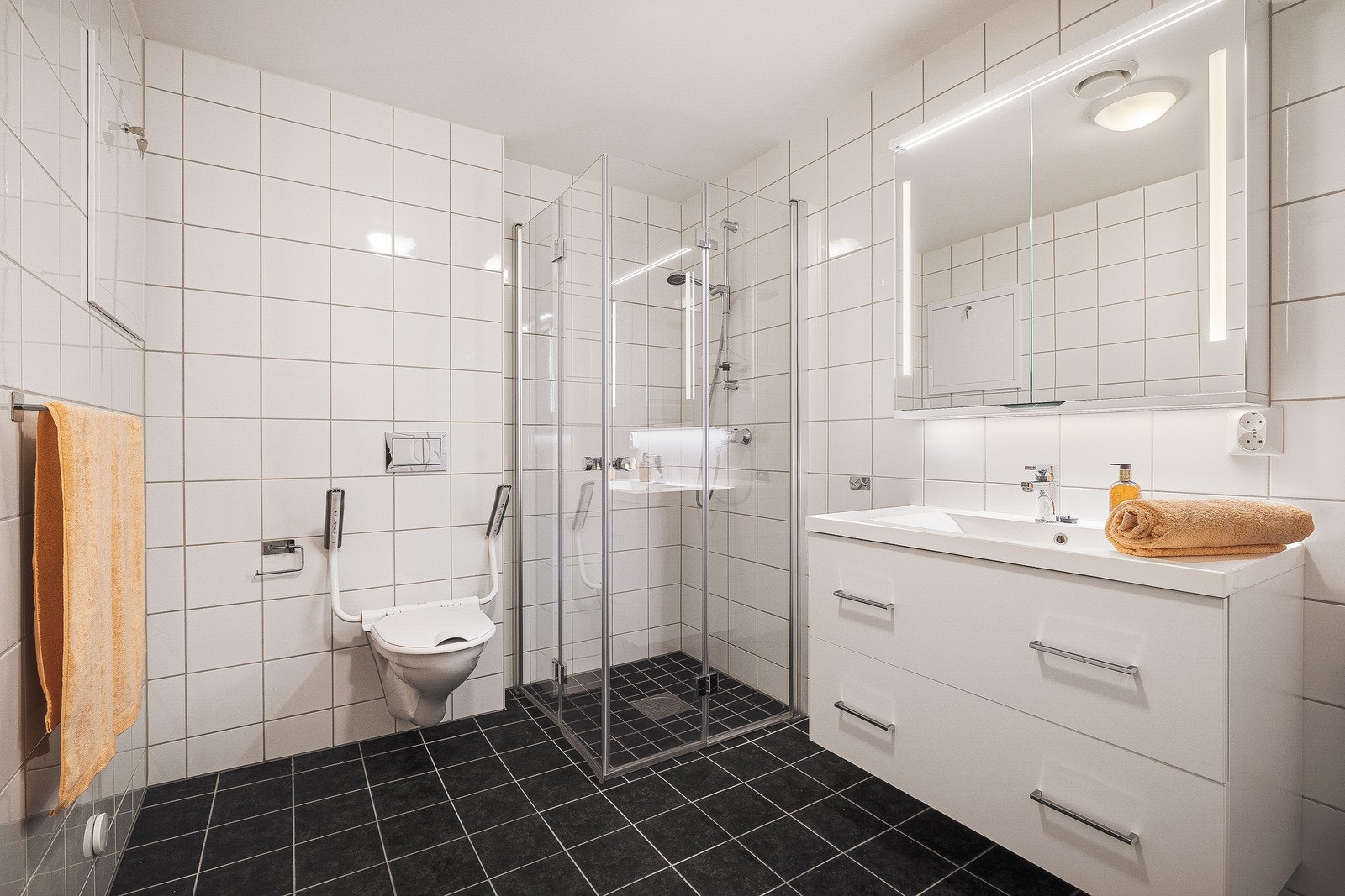 Tidløst og helfliset bad med mekanisk avtrekk. Galleribilde