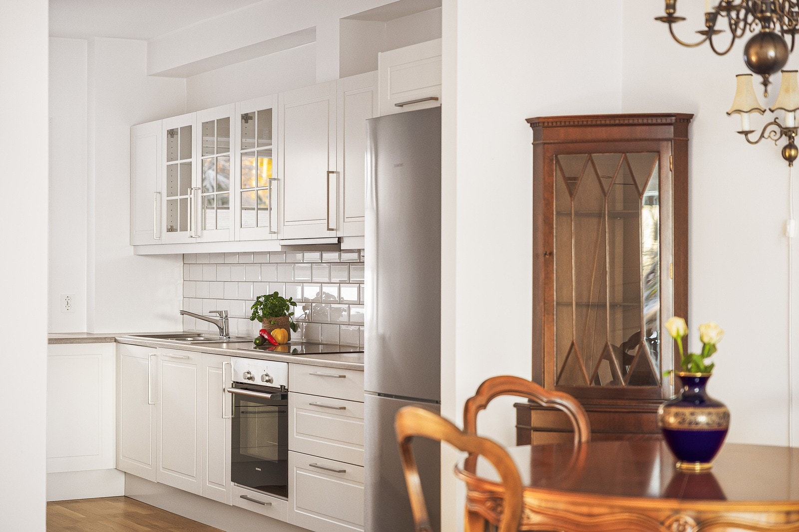 Kjøkkenet er fra byggeår 2016, levert av norske kvalitetsleverandør Sigdal. Galleribilde