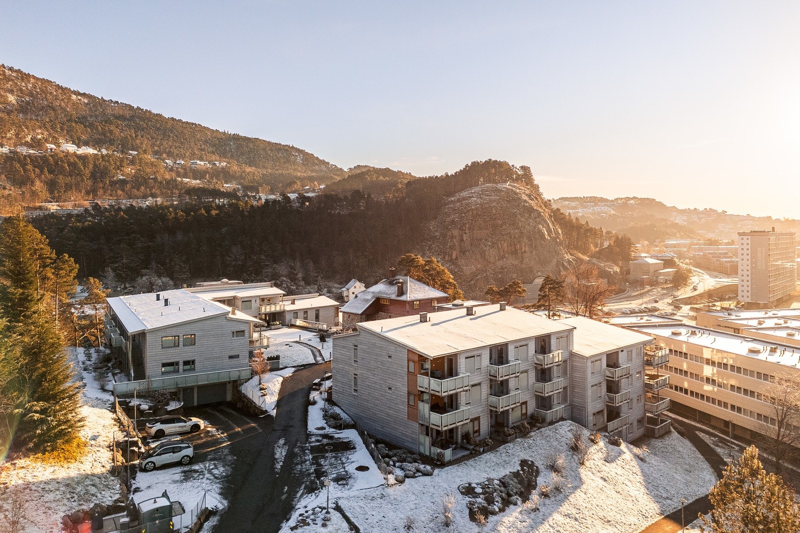 Leiligheten har en svært attraktiv beliggenhet i et av de mest populære områdene i Fyllingsdalen, rett overfor Oasen Senter. Her er det nærhet til dagligvare, kollektivtilbud, spisesteder, og mye mer. Galleribilde