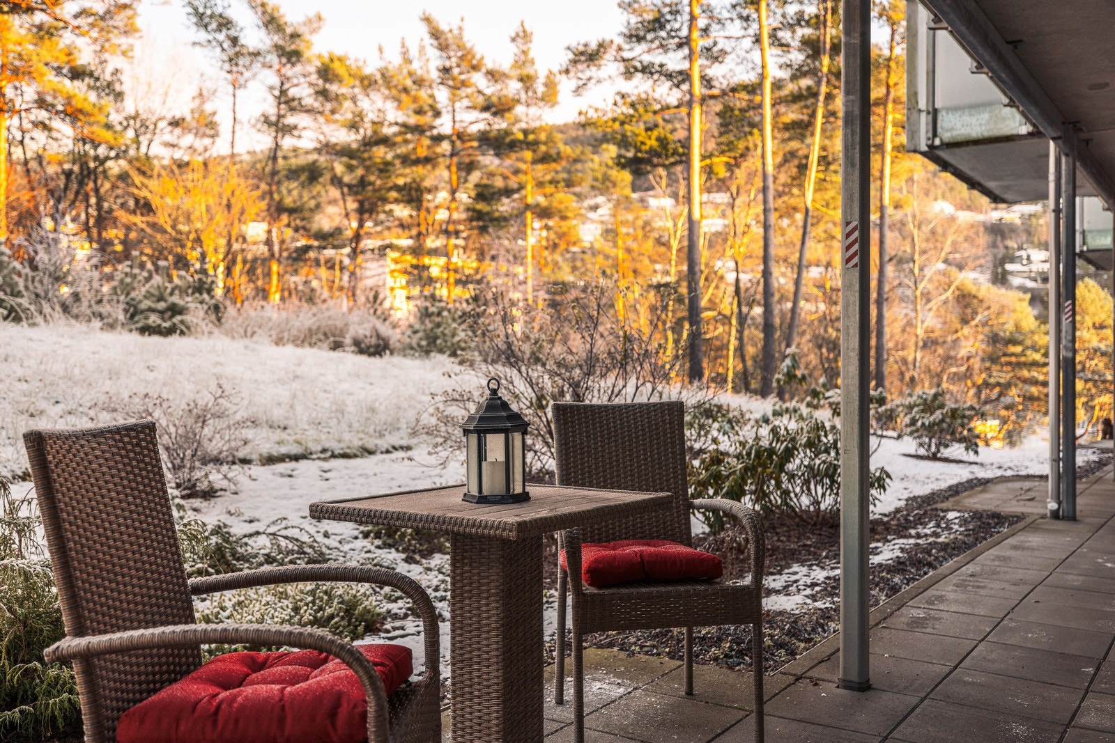 Boligen ligger i enden av en blindvei, og nabolaget fremstår lite trafikkert. Tomten er felleseiet med store grøntarealer, gangveier, og solrike uteplasser. Galleribilde