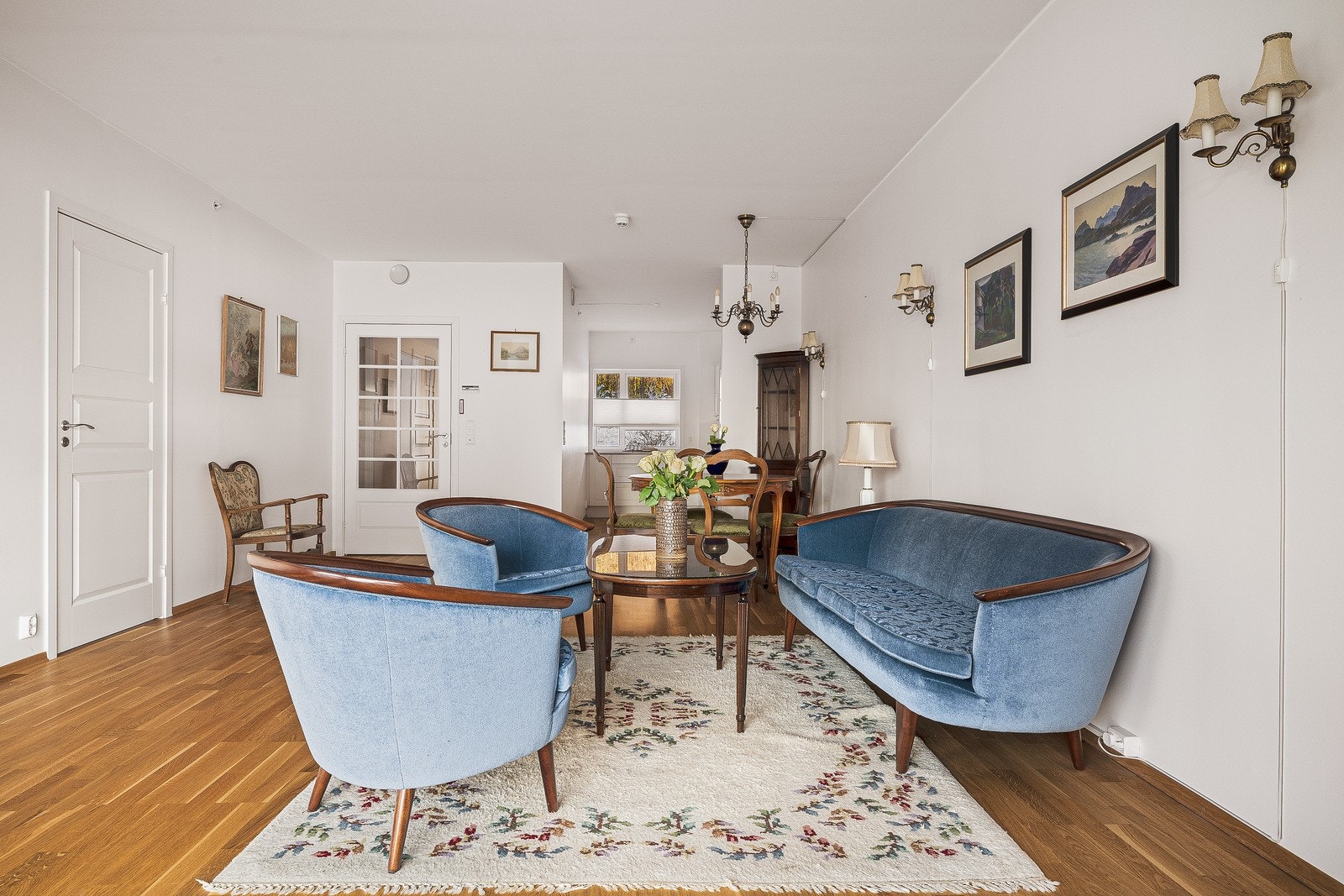 Leiligheten har multiaggregat (Compact P) som kombinerer ventilasjon med varmegjenvinning og varmtvannsproduksjon i én kompakt enhet. Galleribilde