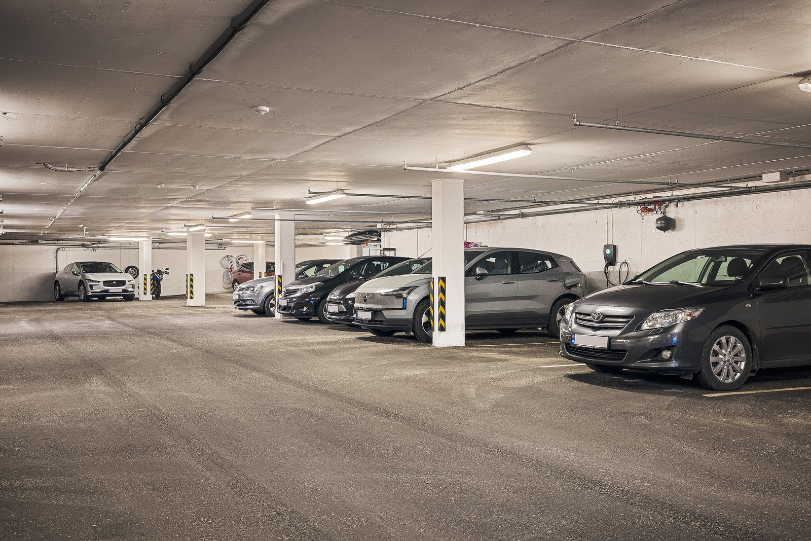 Gjeldende seksjon disponerer fast parkeringsplass i fellesgarasje. Galleribilde