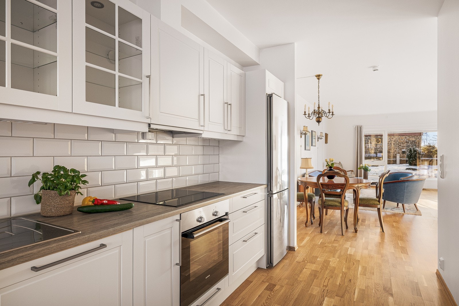 De integrerte hvitevarene er levert av Siemens og består av integrert plateopp, stekeovn, og oppvaskmaskin. Galleribilde