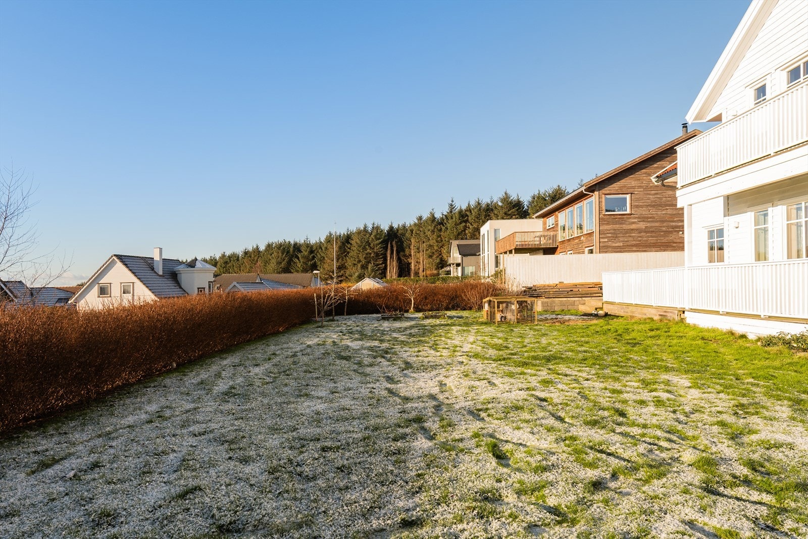 Tomten er opparbeidet med plen og hekk, samt flere terrasser. Galleribilde