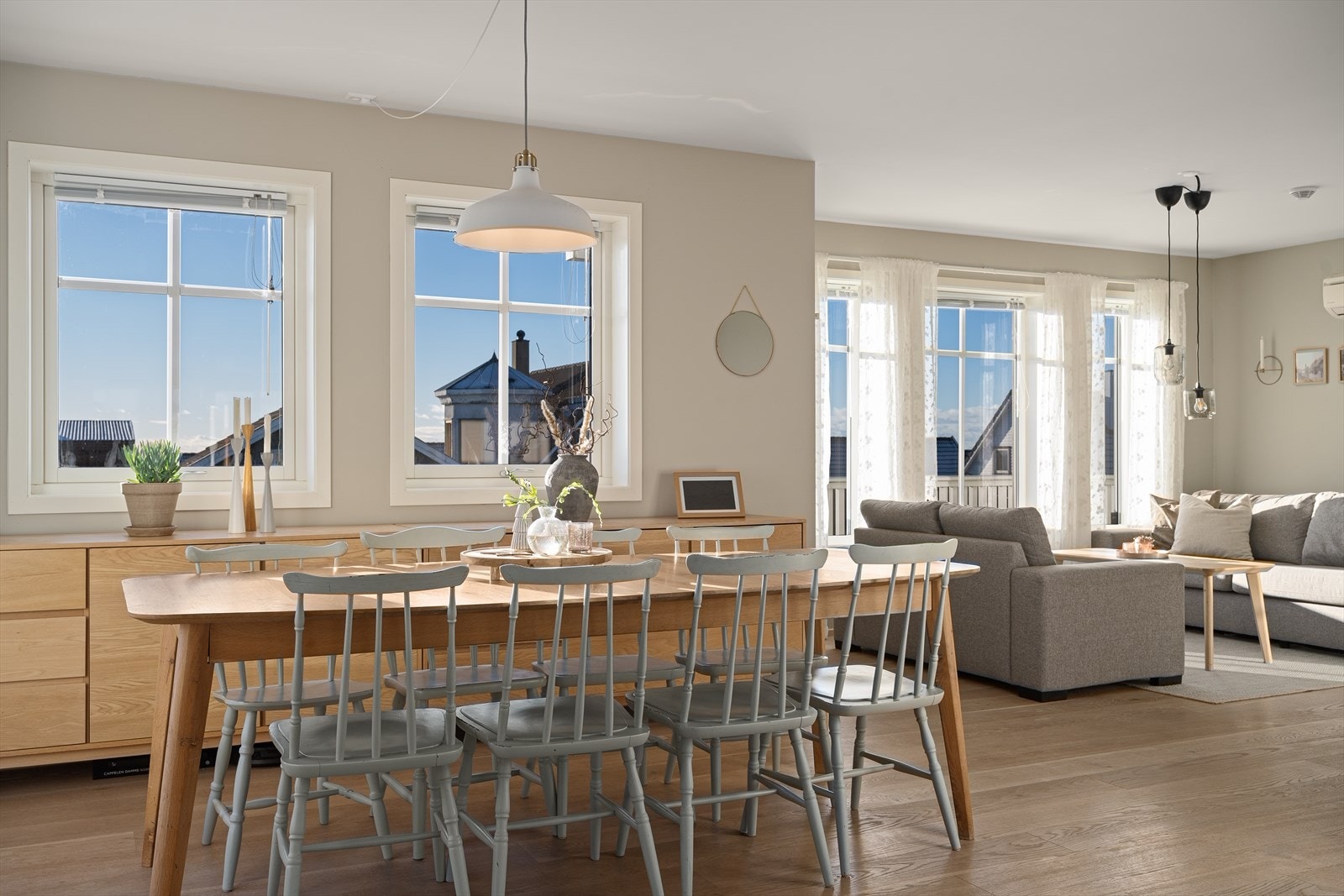 Åpen løsning mellom kjøkken, spisestue og stue, men samtidig naturlige soner som gir mange møbleringsmuligheter. Galleribilde