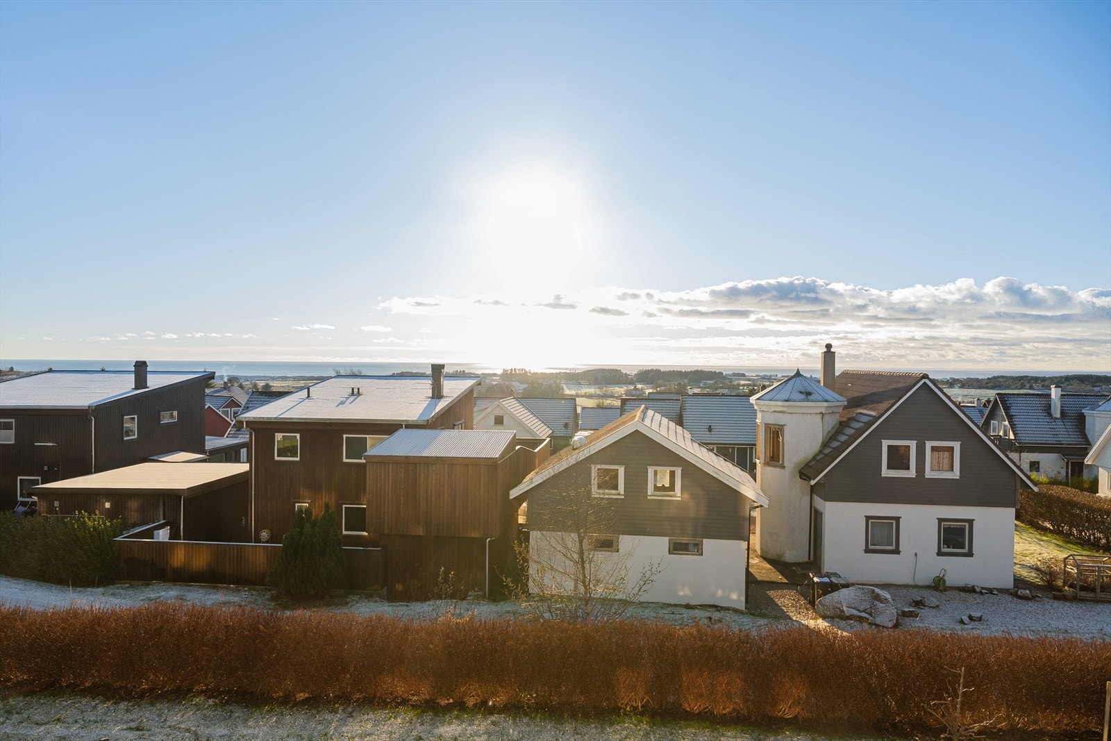 Boligen har fin utsikt mot himmel og havet i vest. Galleribilde