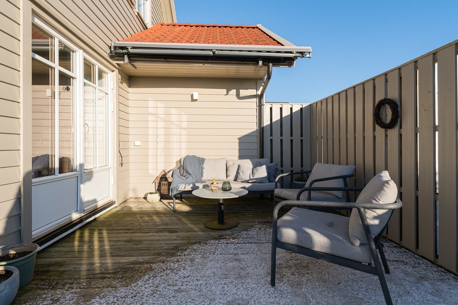 Lunt og skjermet uteareal med direkte tilkomst fra stue. Markisen sørger for at du sitter tørt om det skulle komme noen regndråper. Galleribilde