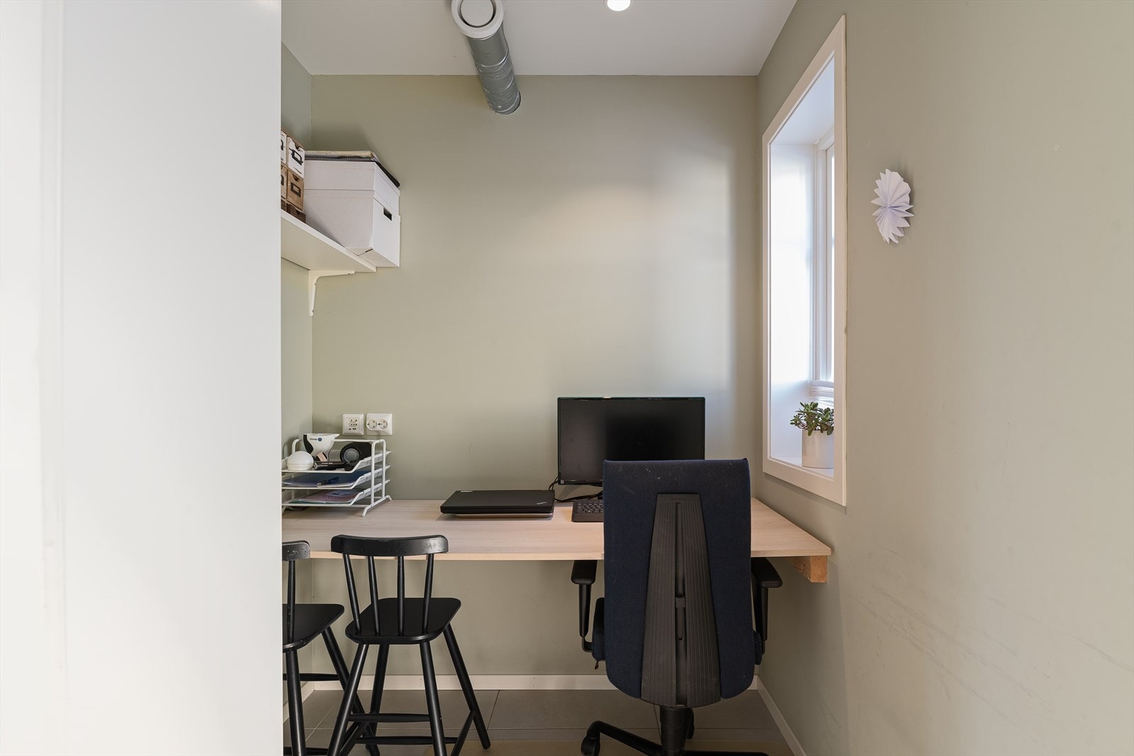 Fra kjøkkenet er det tilkomst til et lite kontor, tidligere en del av gangen. Galleribilde