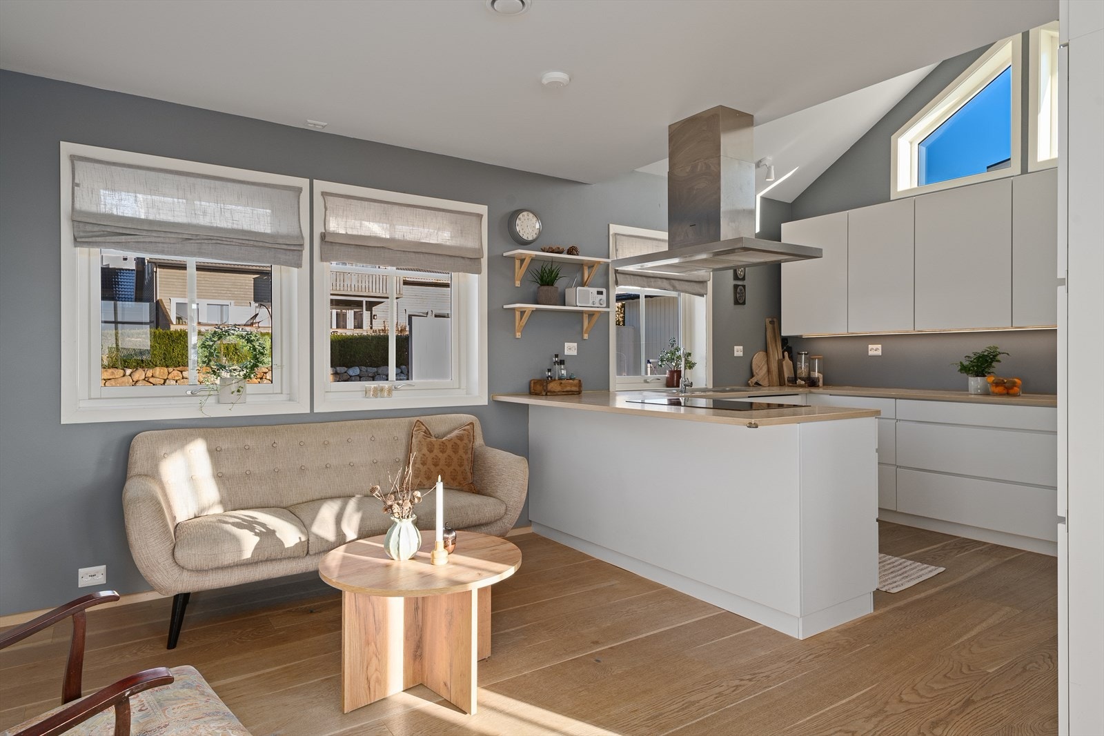 Pent og tidløst kjøkken med god arbeidsplass og mye lys. Galleribilde