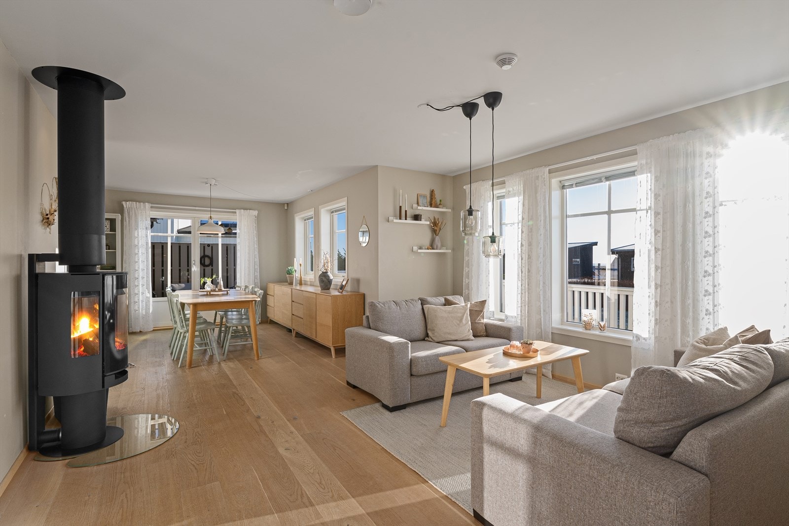 Store vinduer som slipper godt med lys inn Galleribilde