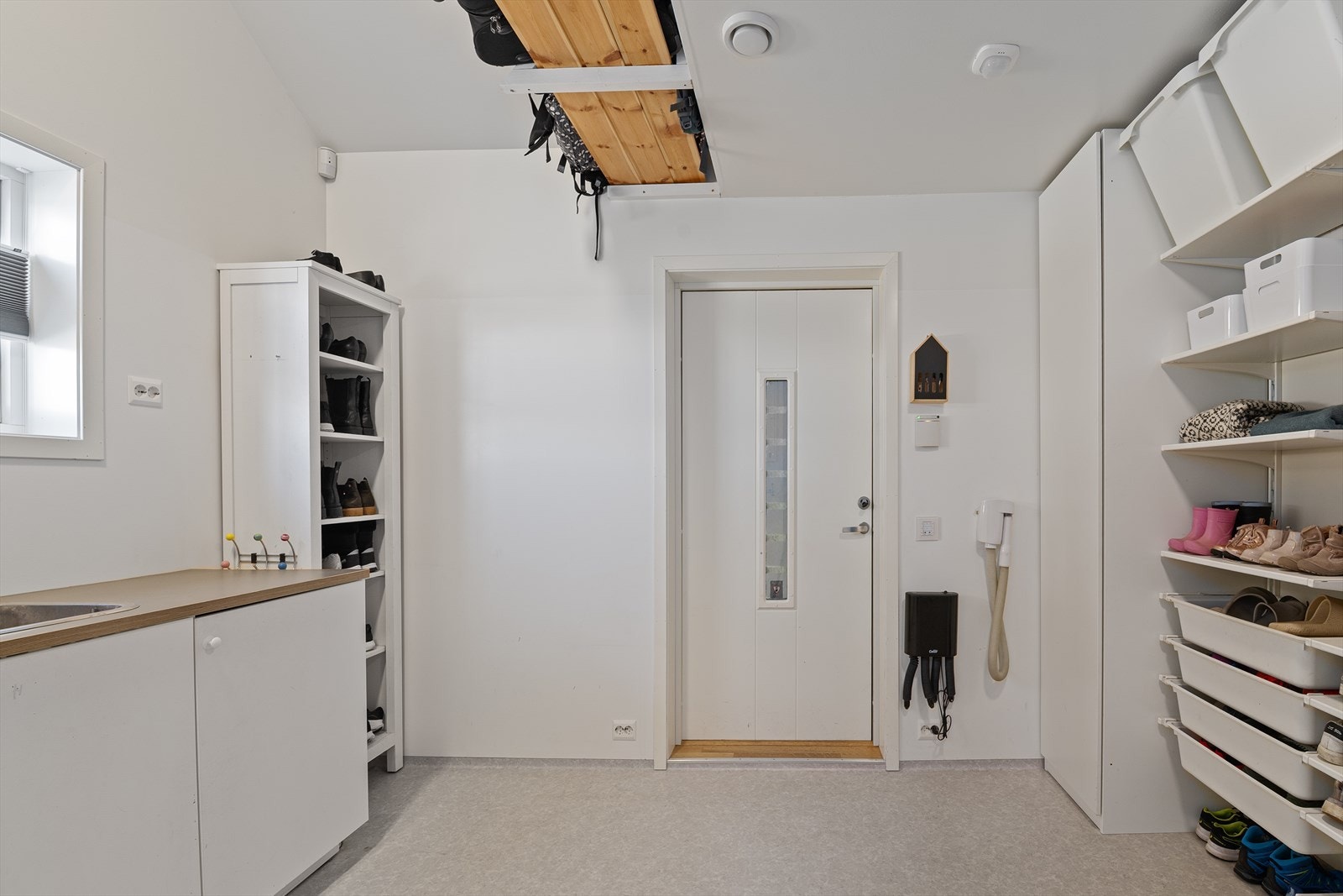 Stor bi-inngang me mye lagringsplass. Her var også vaskemaskin og tørketrommel plassert, men det er senere flyttet opp på badet i andre etasje. Galleribilde