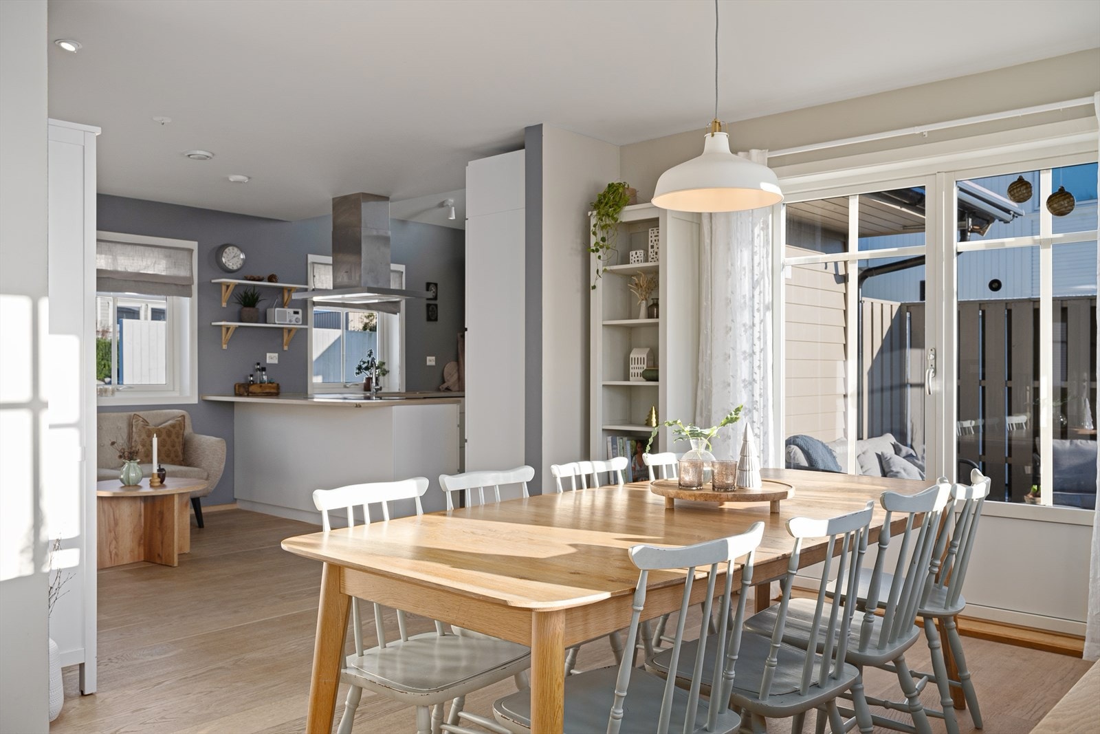 God plass for spisebord med utgang til lunt terrasseområde. Galleribilde