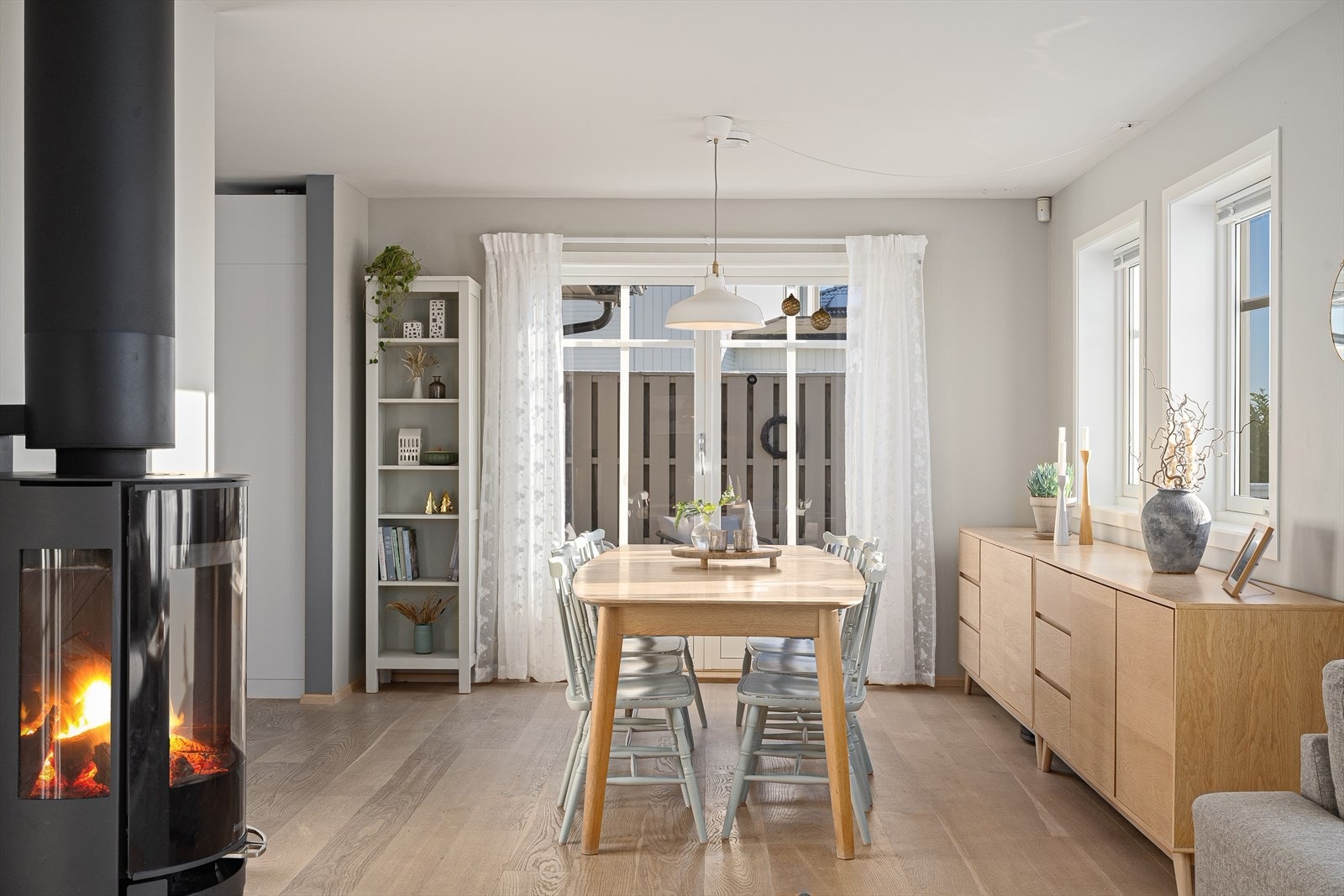 Vedovn i stue i tillegg til varmepumpe Galleribilde