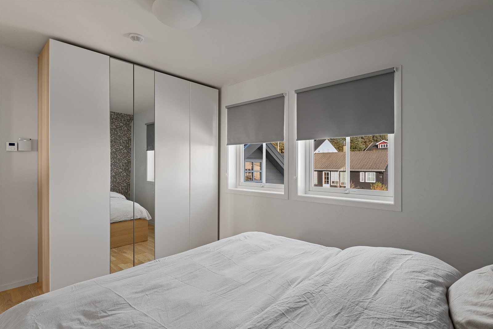 Rommet har en praktisk garderobeløsning. Galleribilde