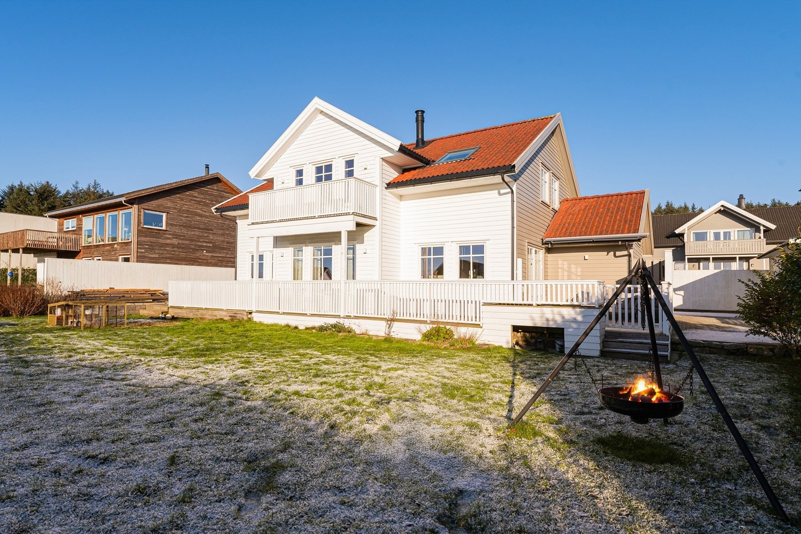 I 2025 startet selger jobben med å male huset, ca halvparten av boligen er malt i en lun og behagelig beige farge, den hvite delen av huset bør males neste sommer. Galleribilde
