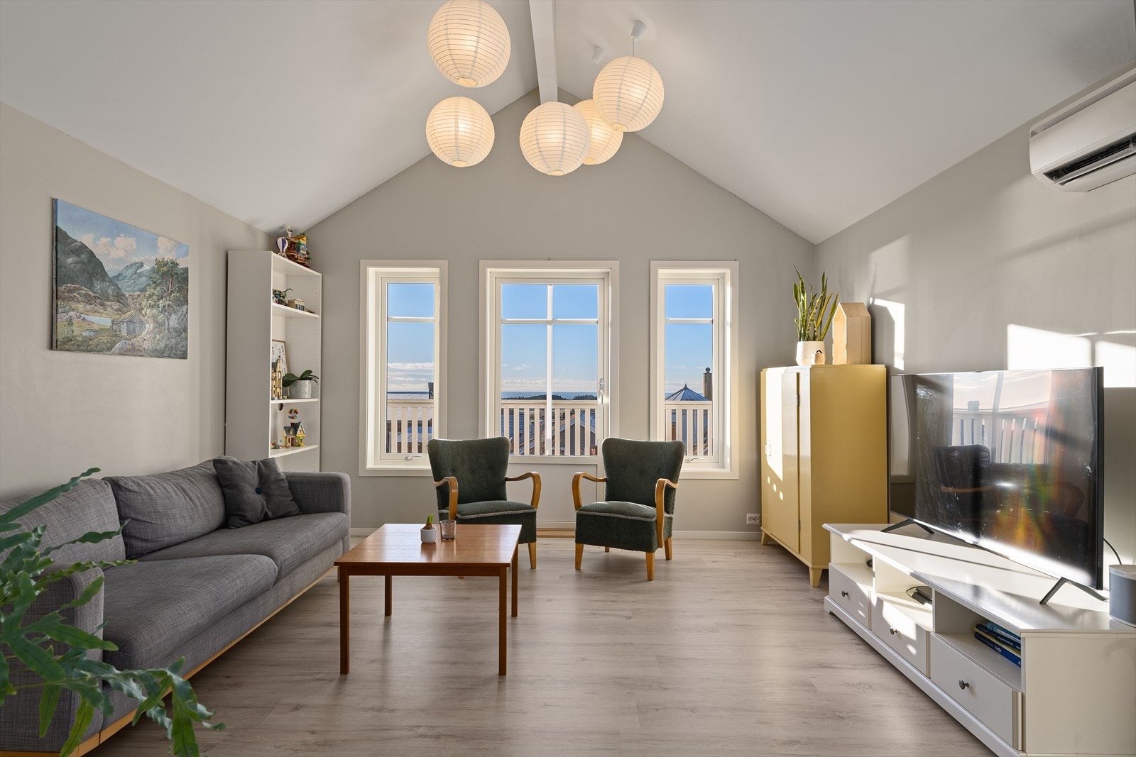 Når en kommer opp i boligens andre etasje kommer en inn i en romslig loftstue. Galleribilde