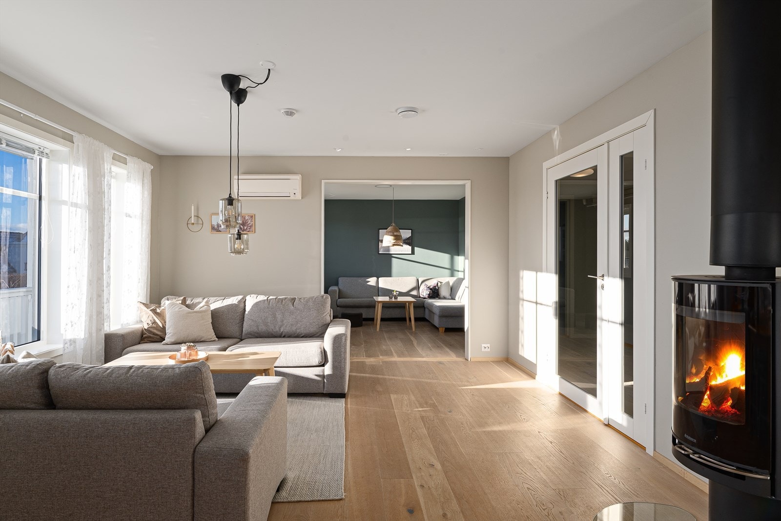 Legg merke til det fine gulvet som er gjennomgående i hele stue og kjøkkendelen. Galleribilde