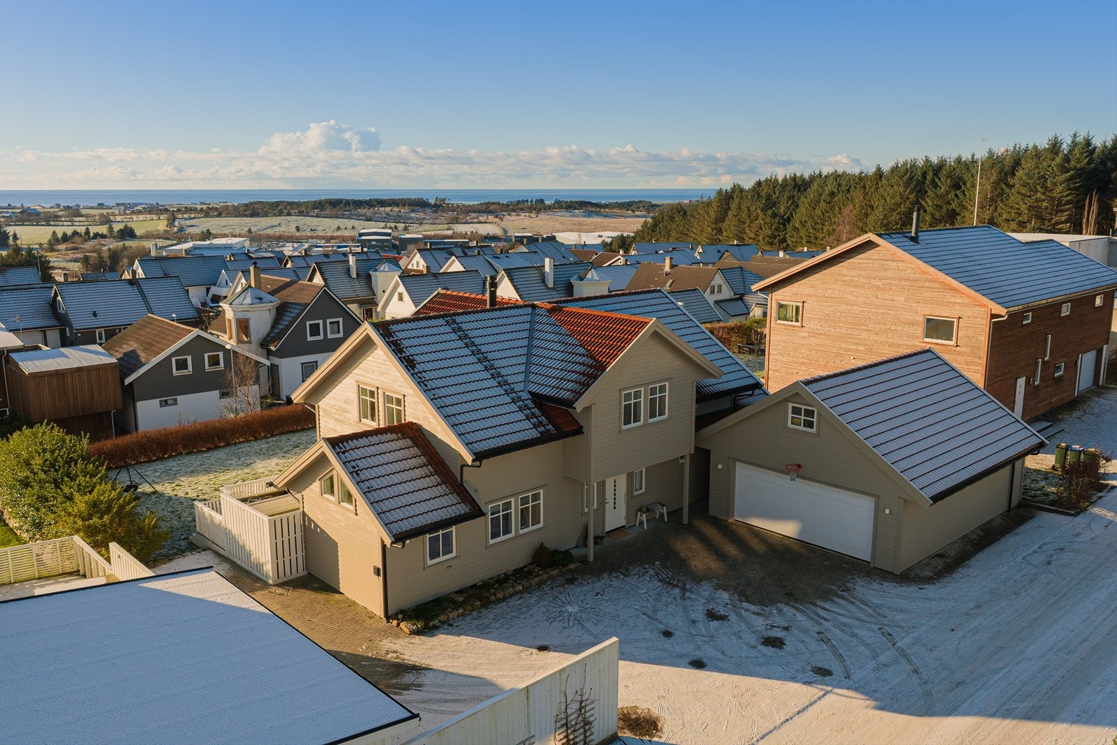 Boligen har gode parkeringsmuligheter i steinlagt gårdsrom, samt parkering i dobbel garasje. Galleribilde