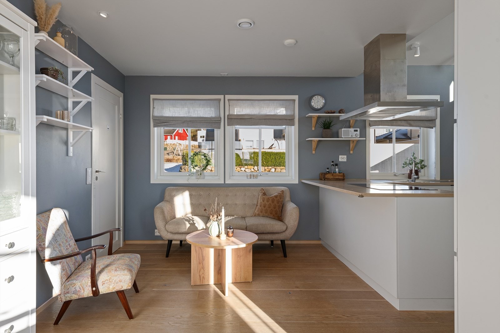 I forbindelse med kjøkken er det plass for spisebord, eller en ekstra sittegruppe som her. Tilkomst til kontor fra kjøkken. Galleribilde