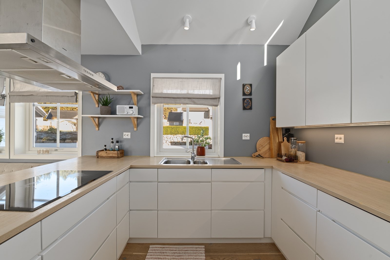 Her er det særdeles godt med skap og skuffeplass. Legg merke til den gode koketoppen. Galleribilde