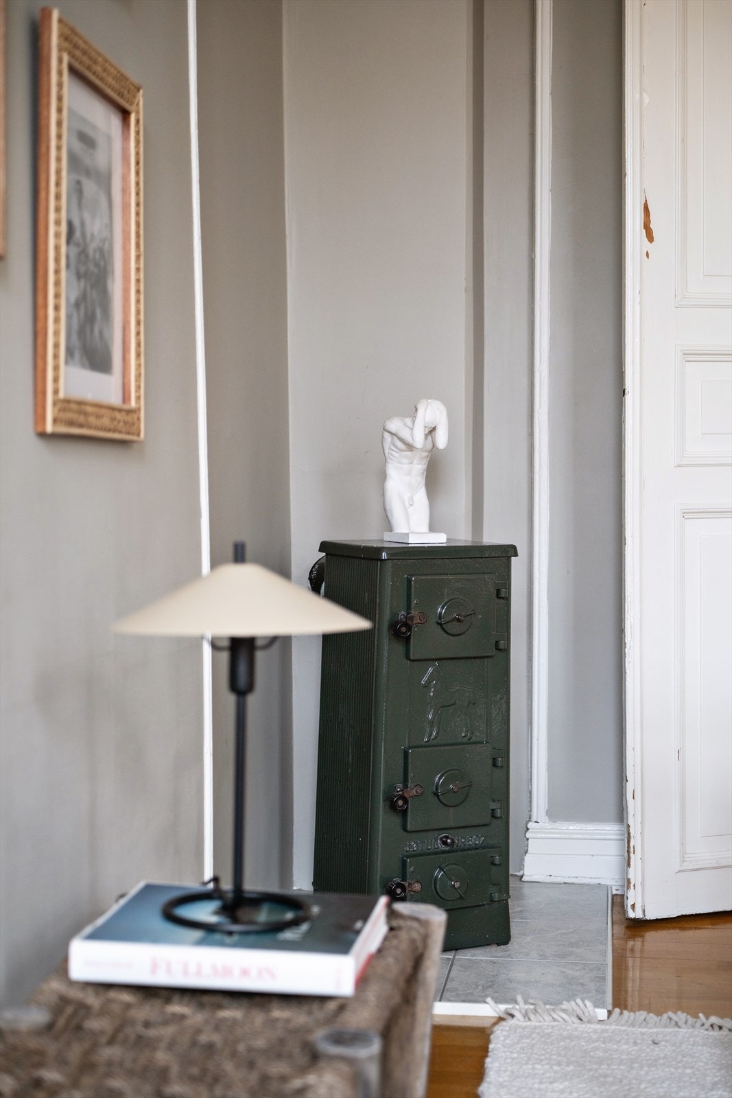 Det er en vedkamin i stuen, det gjøres oppmerksom på at det er uvisst om denne fungerer. Galleribilde