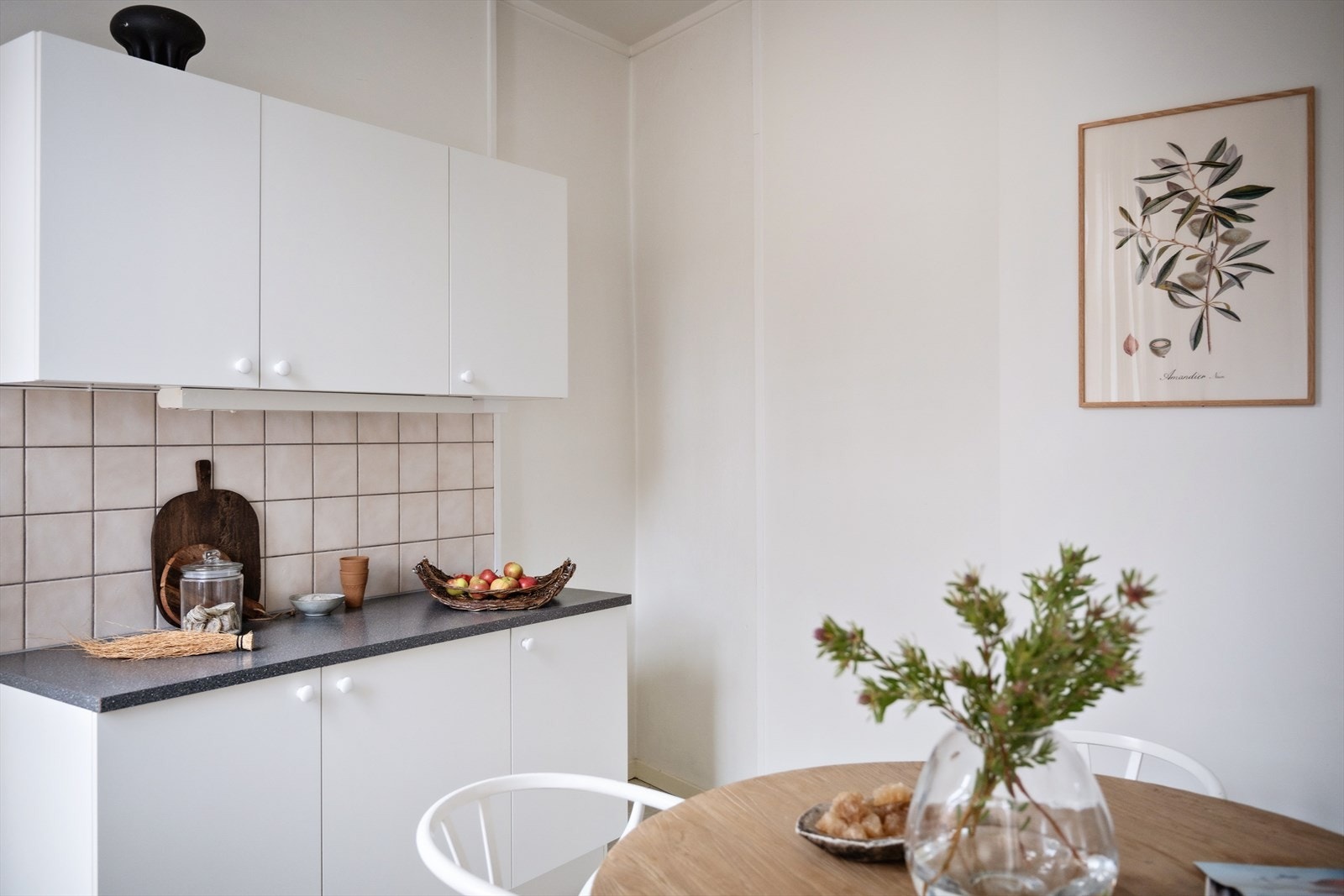 Det er montert oppvaskmaskin og komfyr. Plass til frittstående kjøl/frys. Galleribilde