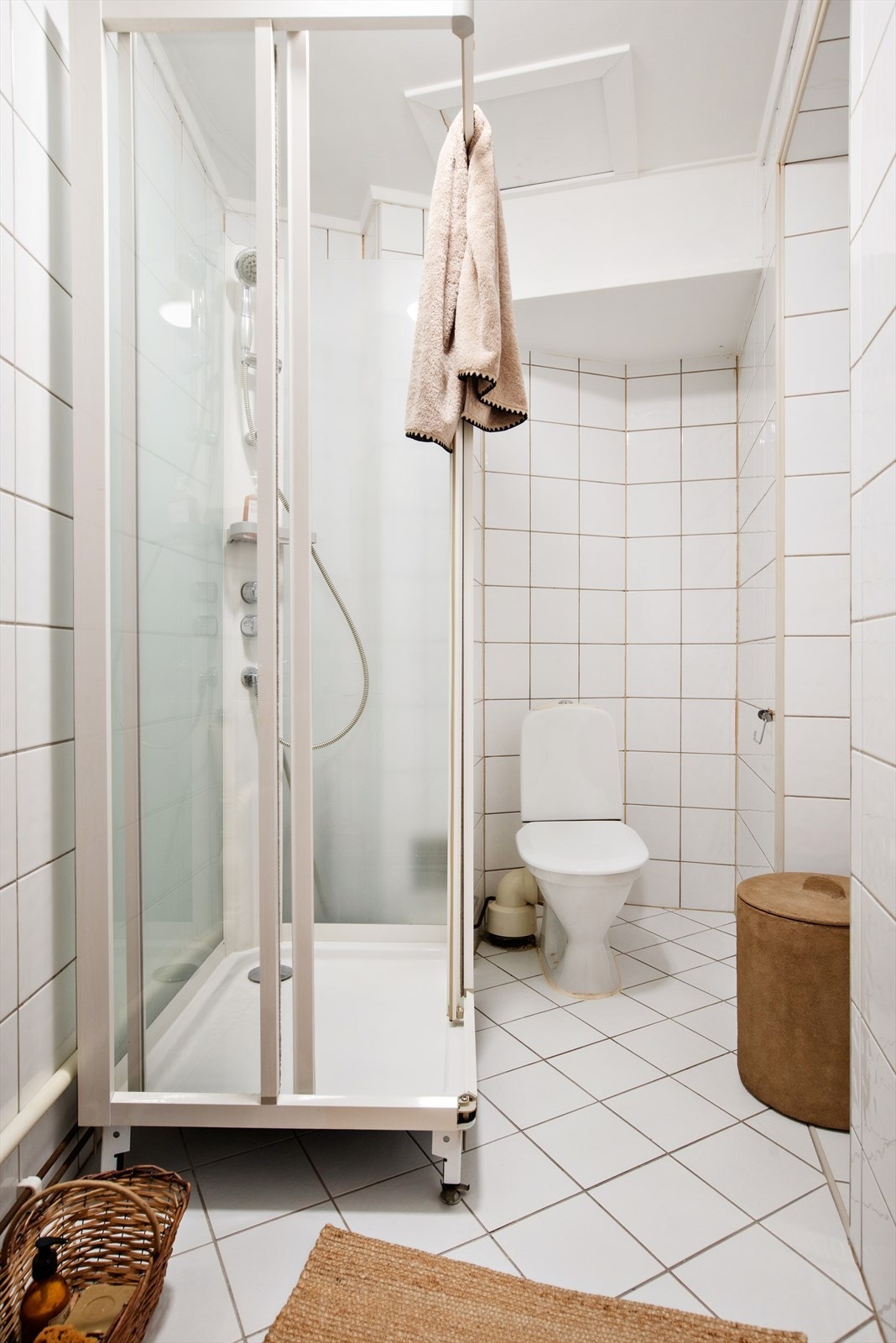 Her er det installert frittstående toalett, dusjkabinett og servant med blandebatteri. Badet har opplegg for vaskemaskin. Galleribilde