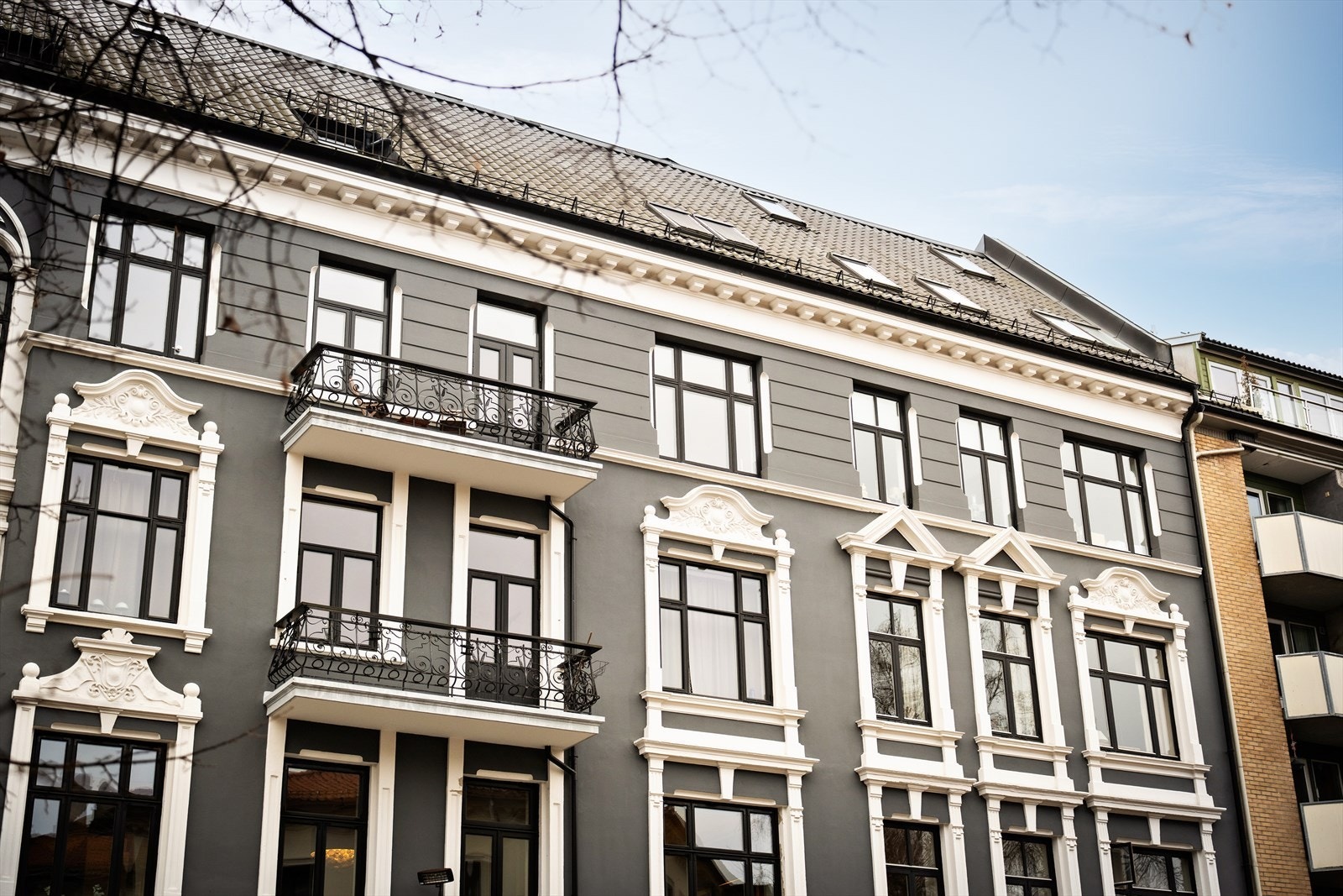 Leiligheten ligger i en klassisk bygård, gården ble oppgradert i 2017. Galleribilde