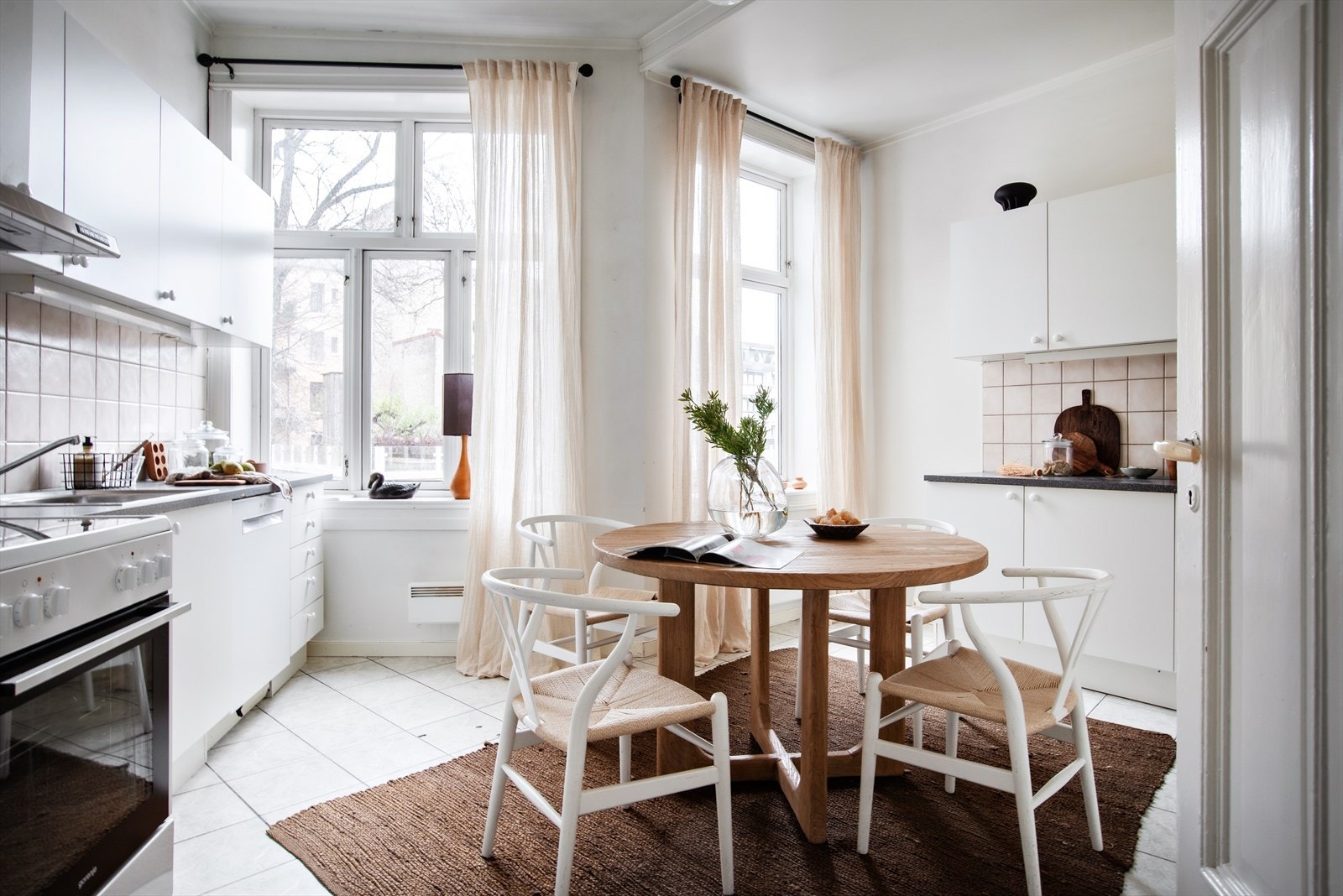 Separat kjøkken. Også her er det store vindusflater som skaper mye naturlig lys. Galleribilde