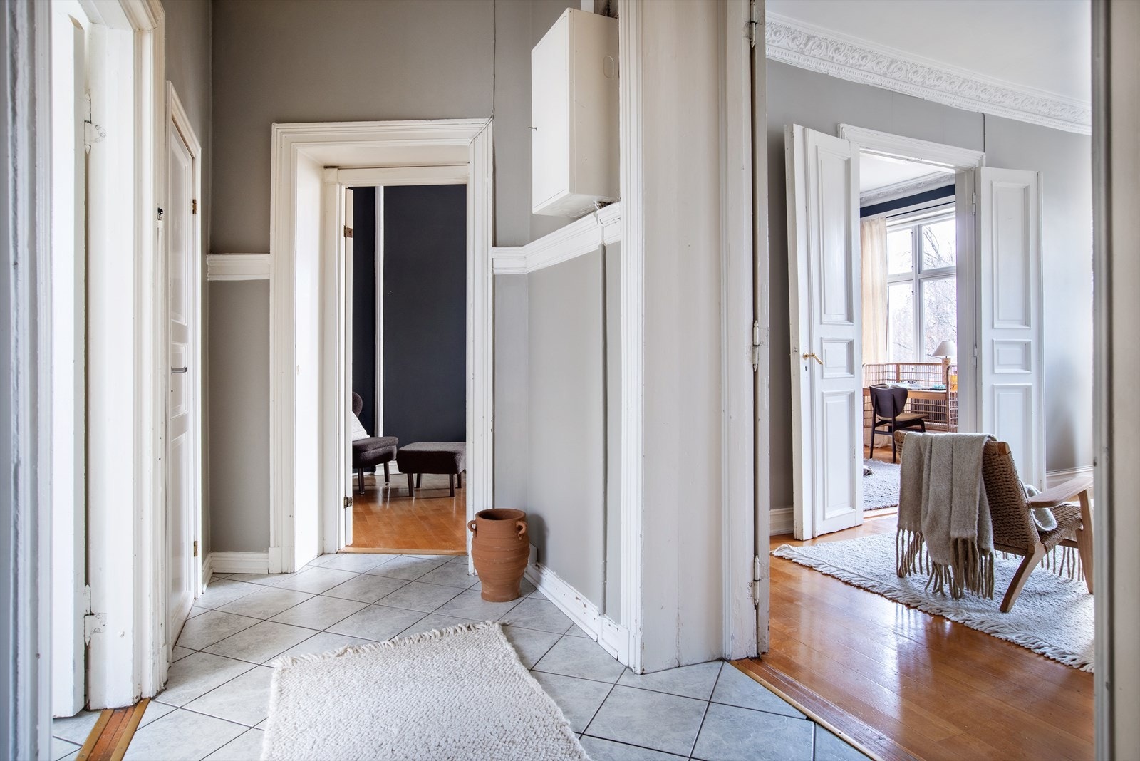 Inngangspartiet har også klassiske detaljer, her er det enkelte originale brystninger på veggen. Galleribilde