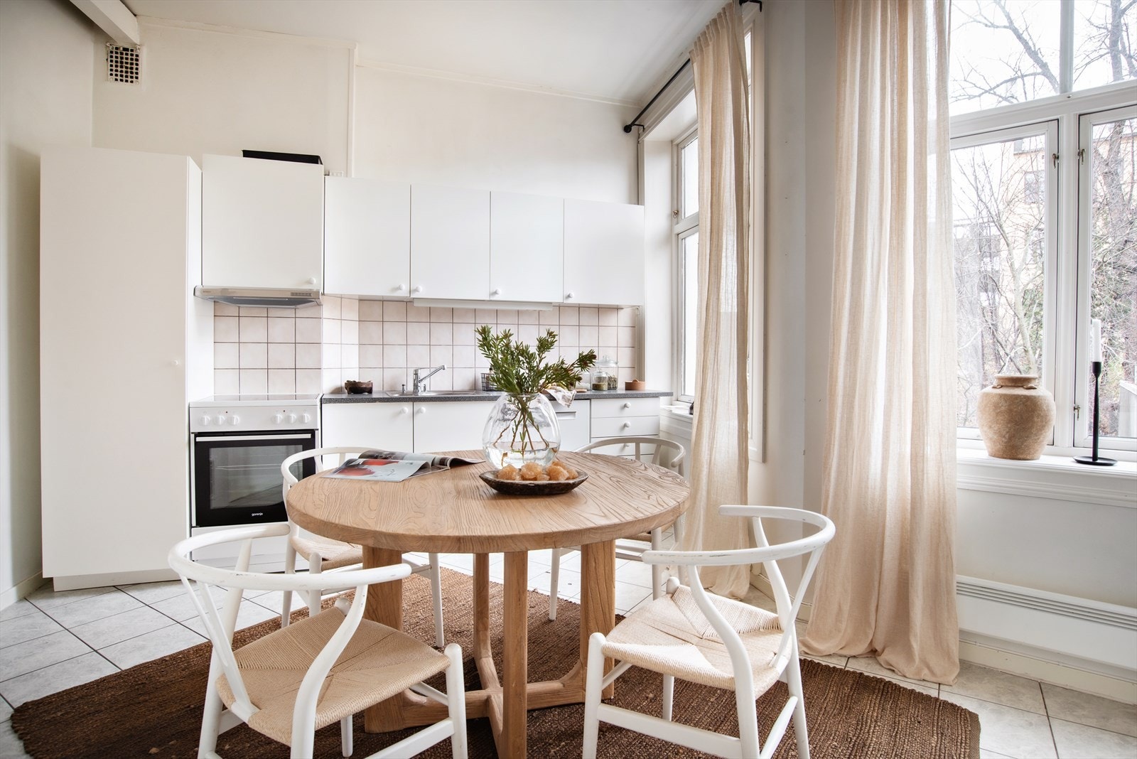 Kjøkkenet er av god størrelse med plass til spisebord. Galleribilde