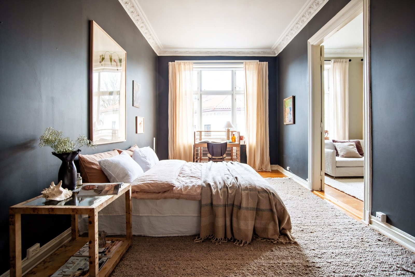 Romslig soverom med god plass til dobbeltseng med nattbord på hver side, samt garderobeskap. Galleribilde