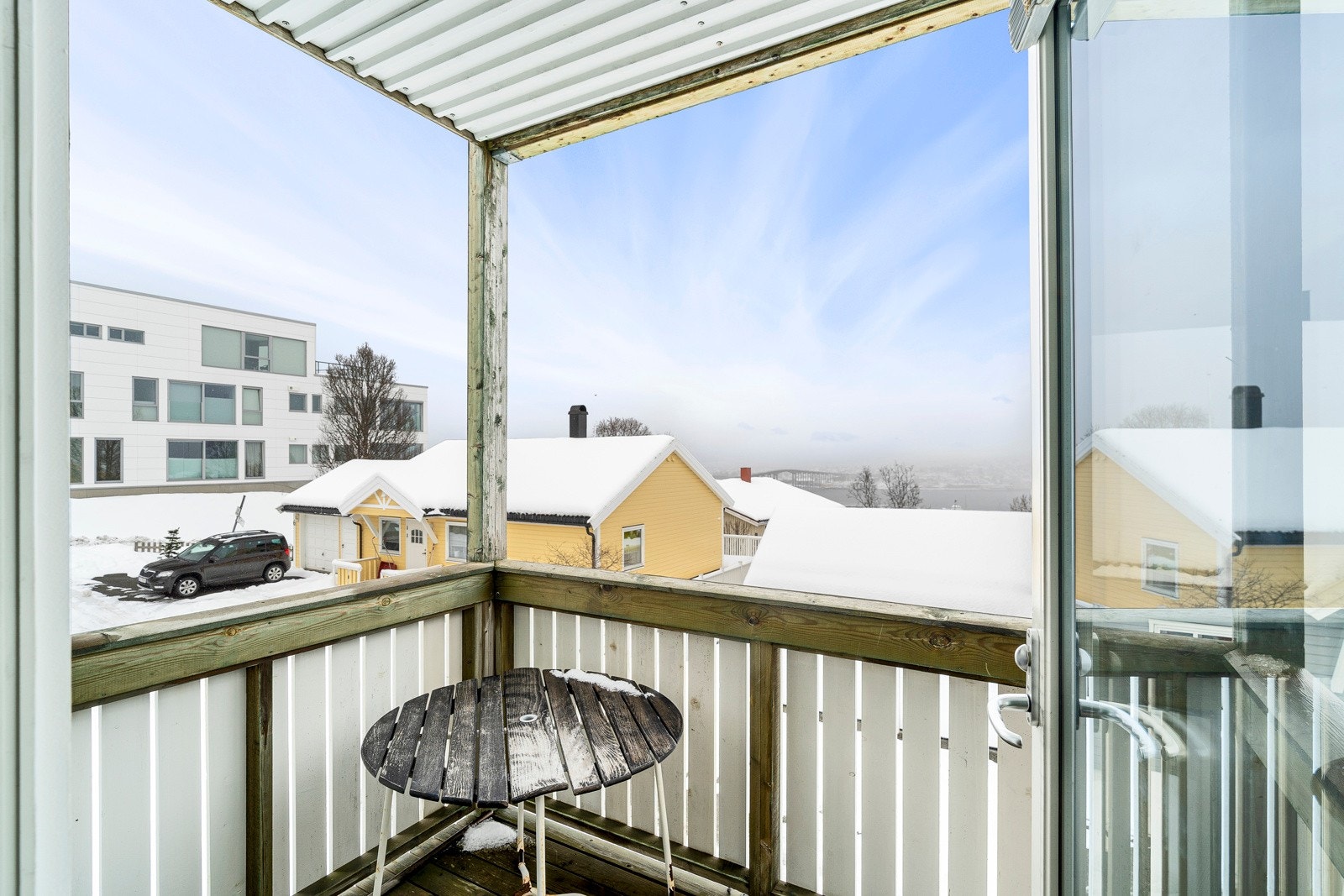Fra stue er det utgang til balkong med flott utsikt mot sentrum og fastlandet.