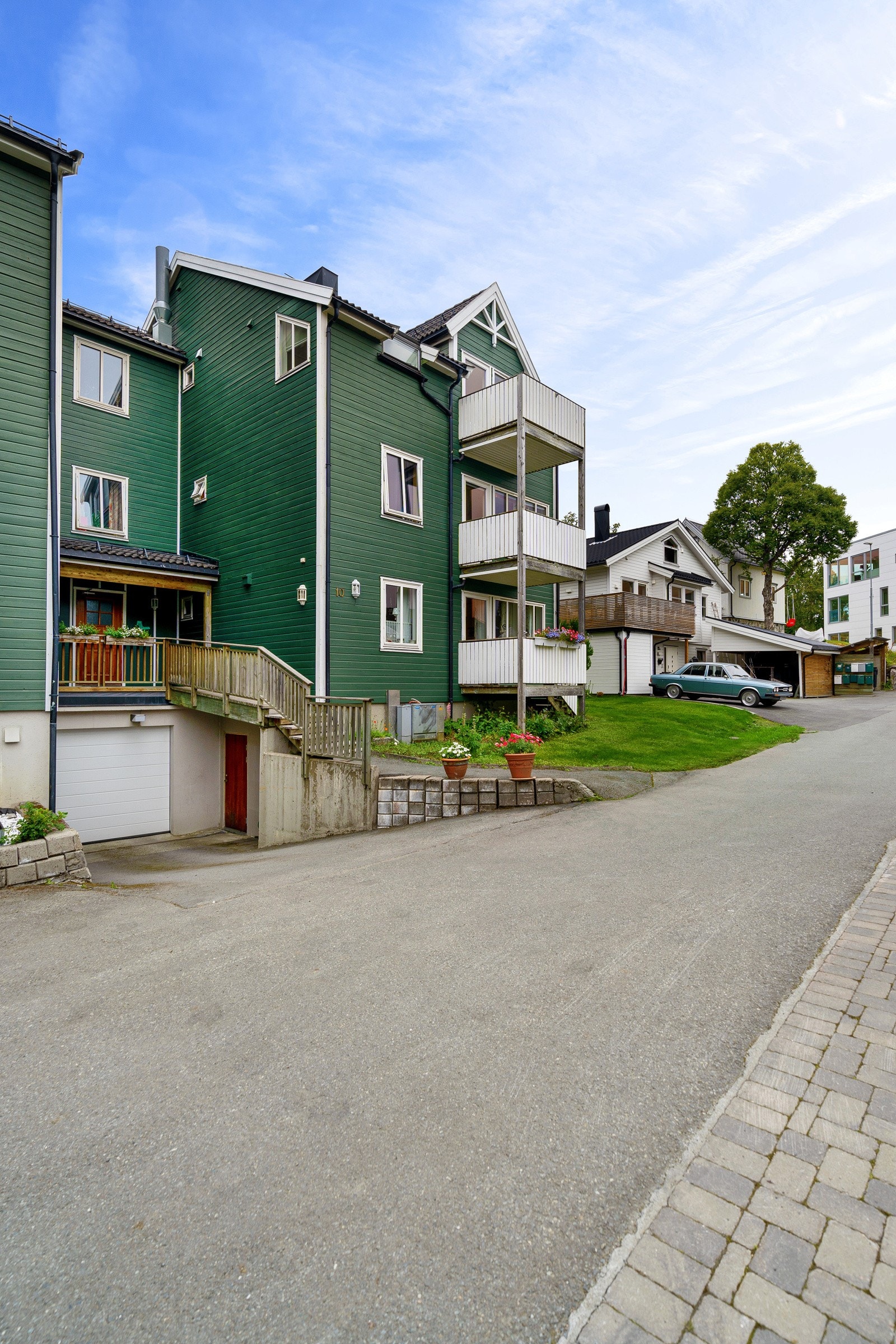 Boligen ligger sentralt til med 5 minutters gange til sentrum, men er samtidig tilbaketrukket i en rolig gate.