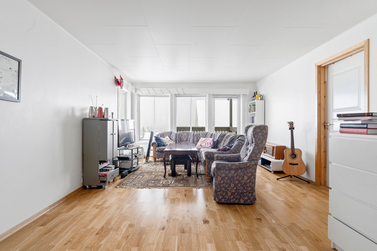 Flott 4-roms leilighet med sentral beliggenhet. Stor stue med rikelig av lysinnslipp.