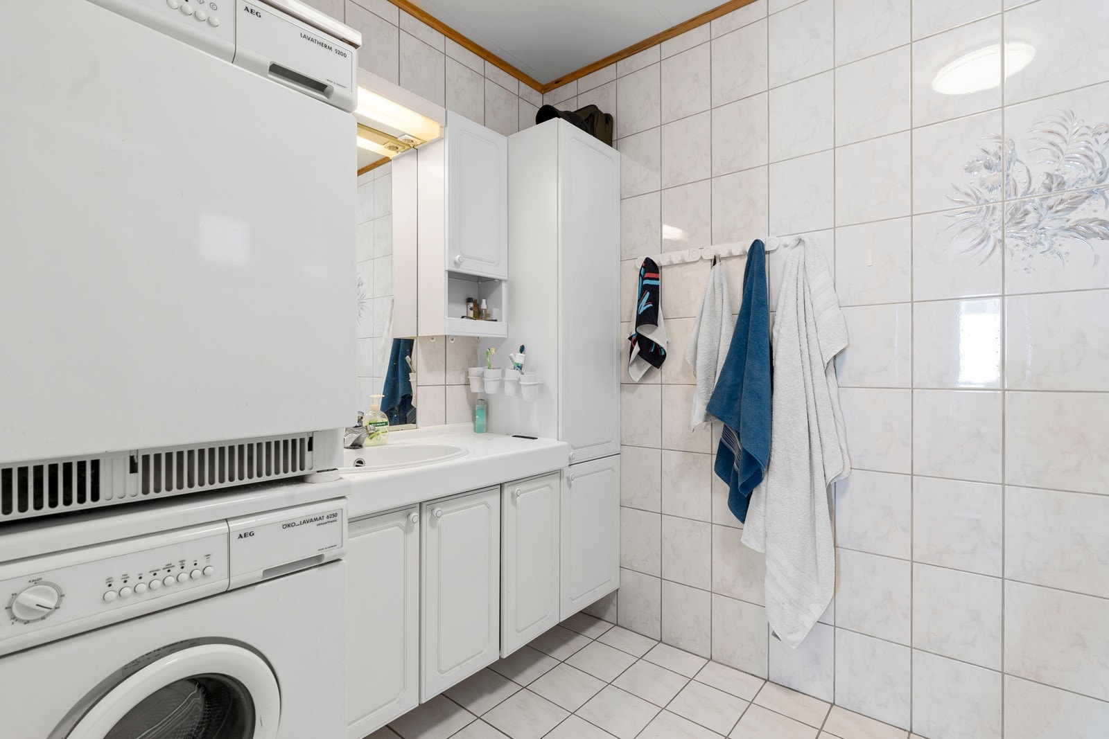 Lyst bad med vaskemaskin og tørketrommel