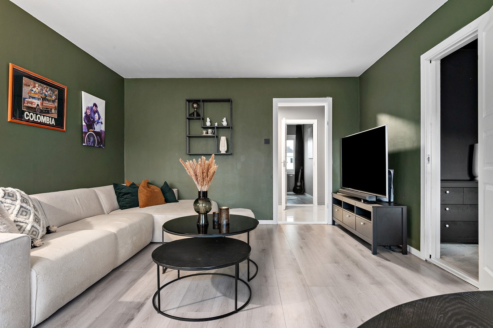 Romslig stue med plass til sittegruppe og spisebord. Galleribilde